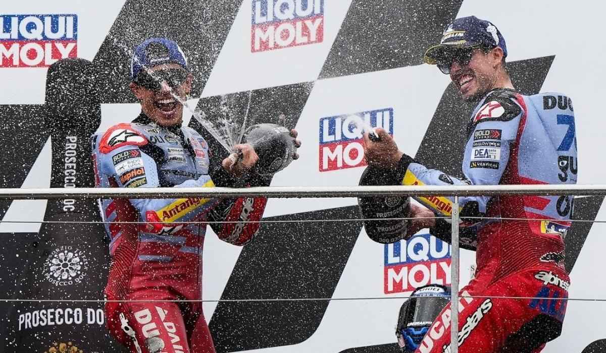 Marc Marquez dan Alex Marquez saat berada di satu podium